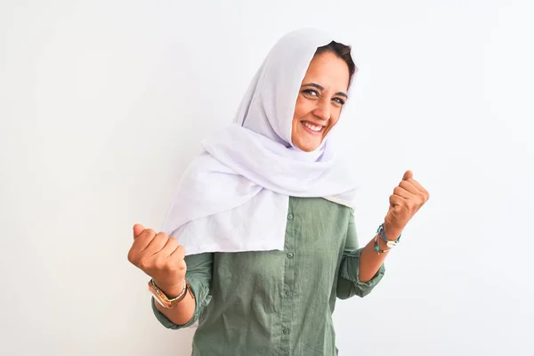 Jovem Bela Mulher Árabe Vestindo Hijab Muçulmano Tradicional Sobre Fundo — Fotografia de Stock