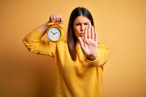 Jovem Bela Mulher Segurando Despertador Sobre Fundo Amarelo Isolado Com — Fotografia de Stock