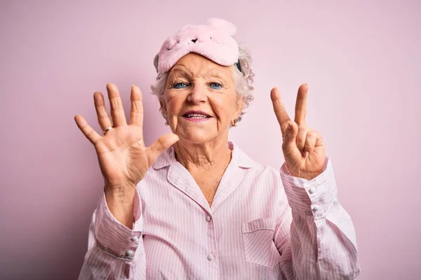 Senior Bella Donna Indossa Maschera Del Sonno Pigiama Sfondo Rosa — Foto Stock