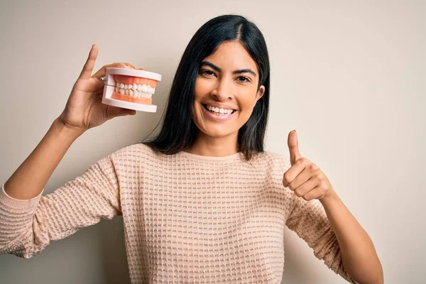 Jovem Bela Dentista Hispânico Mulher Segurando Prótese Boca Dental Feliz — Fotografia de Stock