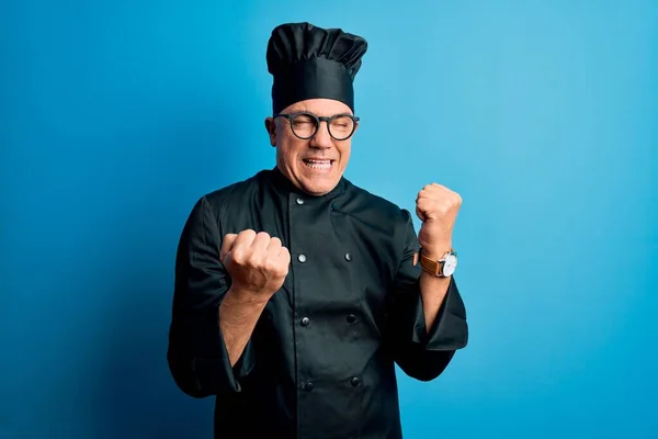 Ein Gutaussehender Grauhaariger Koch Mittleren Alters Kochuniform Und Hut Feiert — Stockfoto
