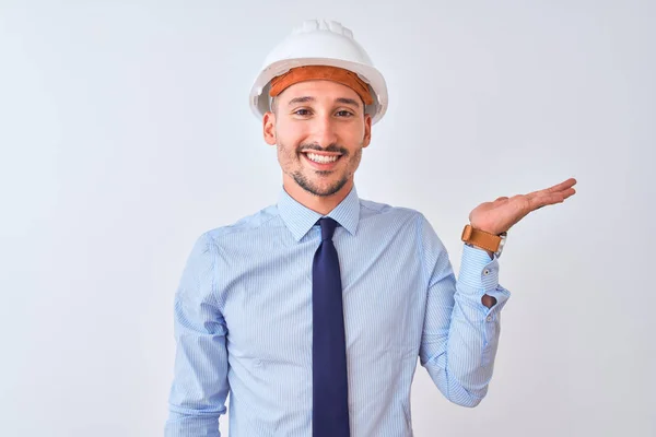 Giovane Uomo Affari Indossa Appaltatore Casco Sicurezza Sfondo Isolato Sorridente — Foto Stock