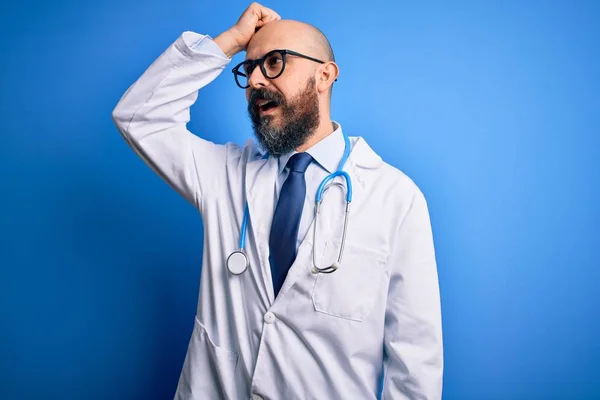 Guapo Calvo Doctor Hombre Con Barba Usando Gafas Estetoscopio Sobre —  Fotos de Stock