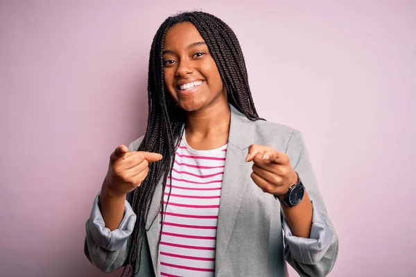 Jeune Femme Affaires Afro Américaine Debout Sur Fond Rose Isolé — Photo