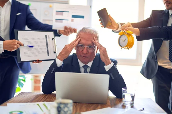 Grupo Trabalhadores Negócios Trabalhando Juntos Uma Reunião Deles Surronded Estressado — Fotografia de Stock