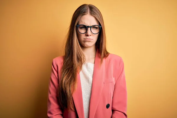 Jonge Mooie Roodharige Vrouw Draagt Jas Bril Geïsoleerde Gele Achtergrond — Stockfoto