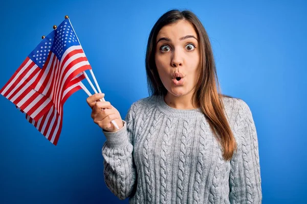 Ung Patriotisk Kvinna Håller Usa Flagga Självständighetsdagen Juli Över Blå — Stockfoto