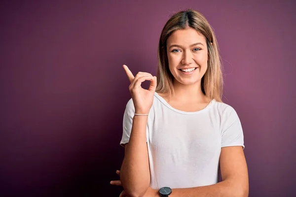 Jovem Mulher Loira Bonita Vestindo Camiseta Branca Casual Sobre Fundo — Fotografia de Stock