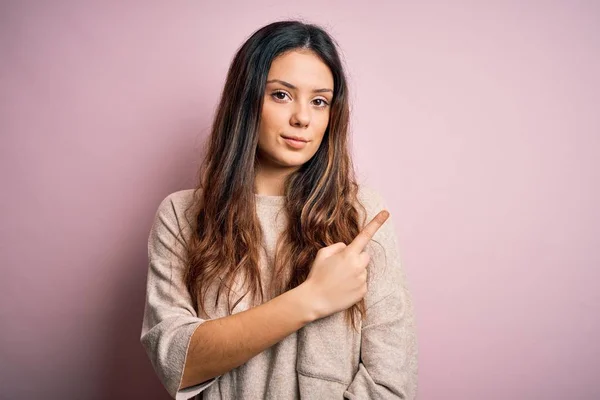 Jovem Bela Mulher Morena Vestindo Camisola Casual Sobre Fundo Rosa — Fotografia de Stock