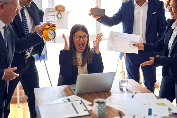 Grupo Trabajadores Empresariales Que Trabajan Juntos Una Reunión Uno Ellos —  Fotos de Stock