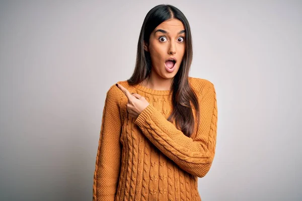 Jonge Mooie Brunette Vrouw Dragen Casual Trui Geïsoleerde Witte Achtergrond — Stockfoto