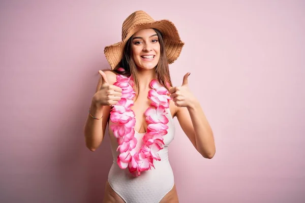 Junge Schöne Brünette Frau Urlaub Badeanzug Und Hawaii Blumen Lei — Stockfoto