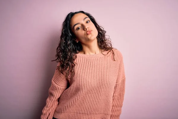 Young Beautiful Woman Curly Hair Wearing Casual Sweater Isolated Pink — Stock Photo, Image