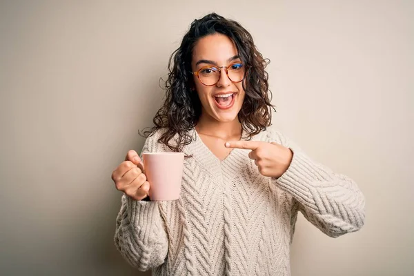 Joven Hermosa Mujer Con Pelo Rizado Beber Taza Rosa Café — Foto de Stock