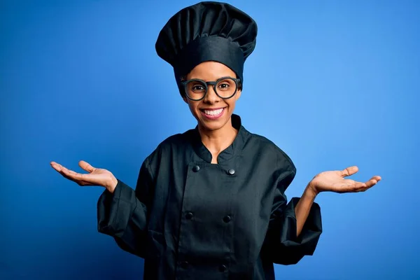Jonge Afro Amerikaanse Chef Kok Vrouw Dragen Fornuis Uniform Hoed — Stockfoto