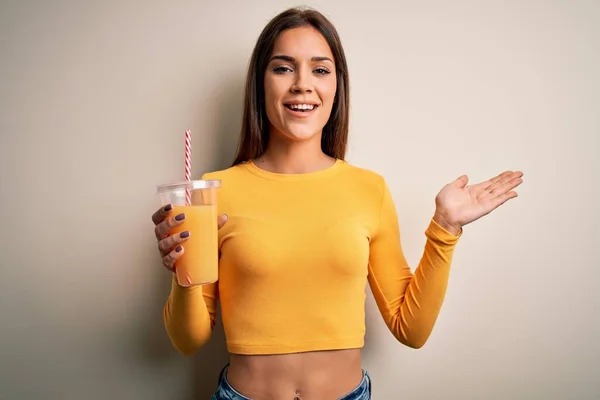 Junge Schöne Brünette Frau Trinkt Gesunden Orangensaft Auf Weißem Hintergrund — Stockfoto