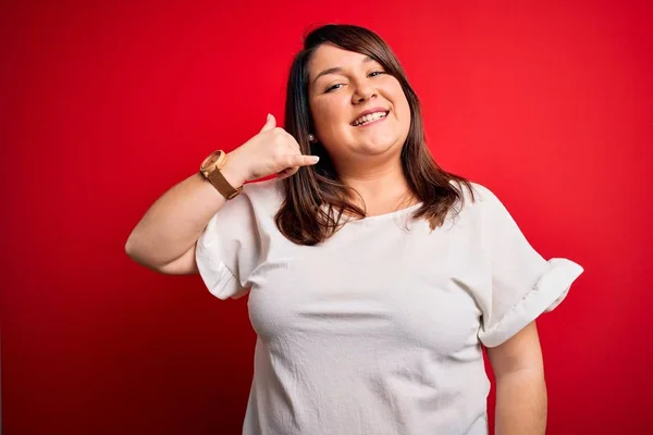 Beautiful Brunette Size Woman Wearing Casual Shirt Isolated Red Background — Stock Photo, Image