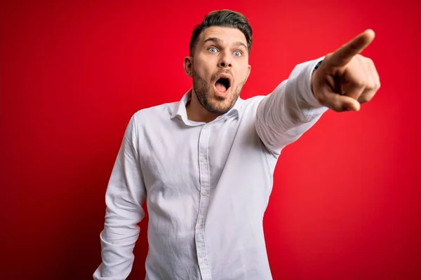 Jovem Homem Negócios Com Olhos Azuis Vestindo Camisa Elegante Sobre — Fotografia de Stock