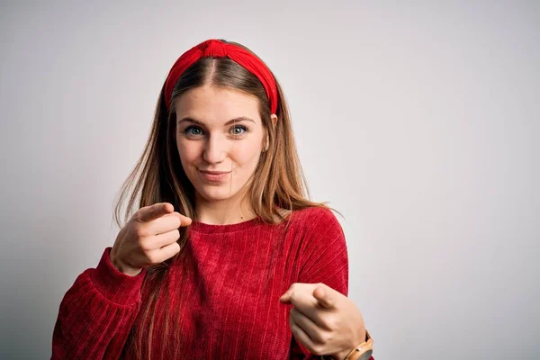 Jeune Belle Femme Rousse Portant Pull Décontracté Rouge Diadème Sur — Photo