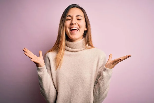 Mooie Blonde Vrouw Met Blauwe Ogen Dragen Coltrui Roze Achtergrond — Stockfoto