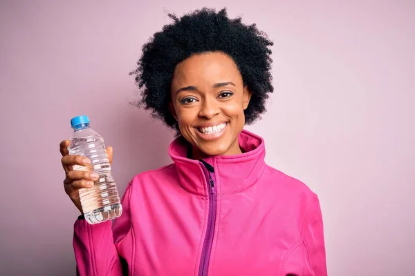 Junge Afroamerikanische Afro Sportlerin Mit Lockigem Haar Trinkt Eine Flasche — Stockfoto