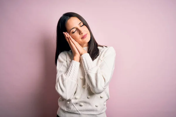 Joven Morena Ojos Azules Con Suéter Casual Sobre Fondo Rosa — Foto de Stock