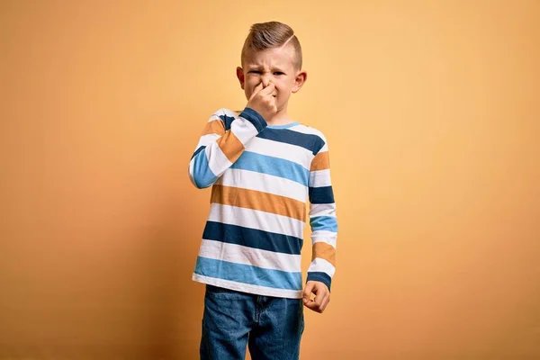 Jonge Kleine Blanke Jongen Met Blauwe Ogen Met Kleurrijke Gestreepte — Stockfoto