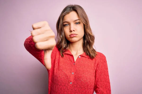 Ung Vacker Blond Casual Flicka Över Rosa Isolerad Bakgrund Ser — Stockfoto