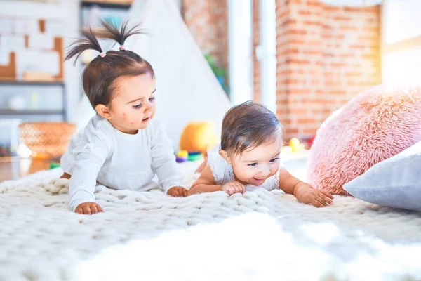 Güzel Bebek Mutlu Kızlar Evde Birlikte Oynuyorlar Battaniyenin Üzerinde Uzanarak — Stok fotoğraf