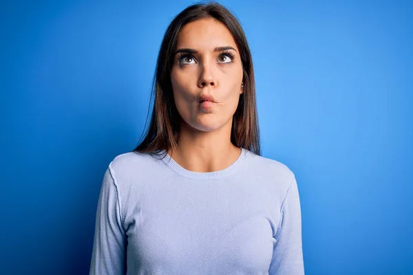 Jonge Mooie Brunette Vrouw Dragen Casual Trui Staan Blauwe Achtergrond — Stockfoto