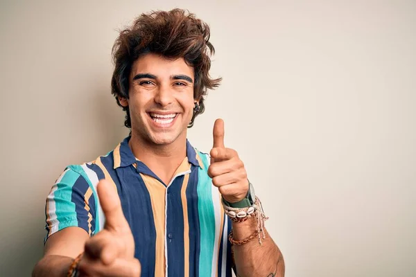 Jeune Homme Vacances Portant Chemise Colorée Été Debout Sur Fond — Photo