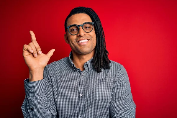 Jovem Afro Americano Bonito Com Dreadlocks Vestindo Camisa Casual Óculos — Fotografia de Stock