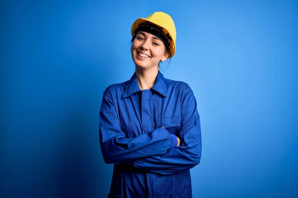 Молодая Красивая Работница Голубыми Глазами Защитном Шлеме Форме Счастливого Лица — стоковое фото