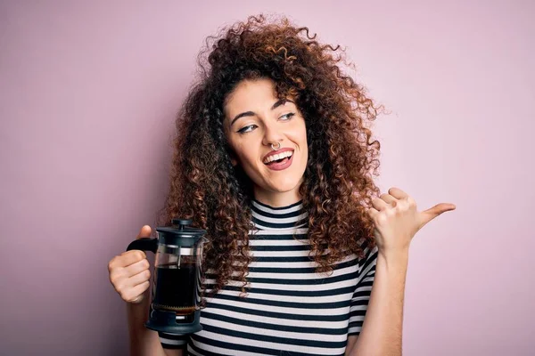 Kıvırcık Saçlı Piercingli Genç Bir Kadın Kahve Yapıyor Elinde Kahve — Stok fotoğraf