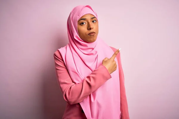 Junge Afroamerikanische Afro Frau Trägt Muslimischen Hijab Über Isoliertem Rosa — Stockfoto