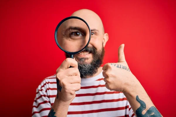 Bonito Detetive Careca Homem Com Barba Usando Lupa Sobre Fundo — Fotografia de Stock