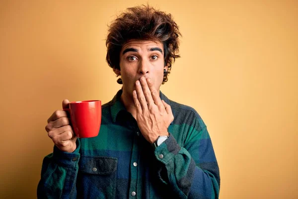 Młody Przystojny Mężczyzna Pije Kawę Stojąc Nad Odizolowanym Żółtym Tłem — Zdjęcie stockowe