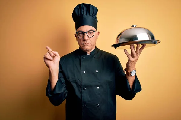 Camarero Guapo Pelo Gris Mediana Edad Con Uniforme Cocina Bandeja —  Fotos de Stock