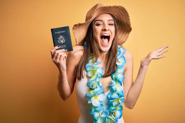 水着を着た休暇中の若い美しい観光客の女性とハワイのレイ保持パスポート非常に幸せと興奮 大きな笑顔で叫んで勝利を祝う勝者の式と手を上げ — ストック写真