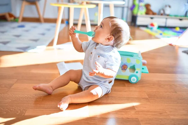 Чарівний Малюк Сидить Підлозі Граючи Іграшками Дитячому Саду — стокове фото