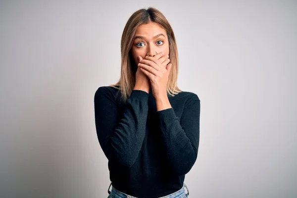 Giovane Bella Donna Bionda Con Gli Occhi Azzurri Piedi Sfondo — Foto Stock