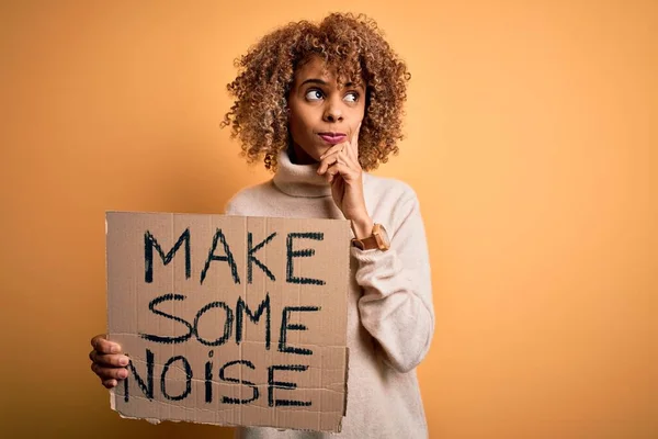 Mujer Activista Afroamericana Pidiendo Revolución Sosteniendo Pancarta Con Hacer Ruido — Foto de Stock