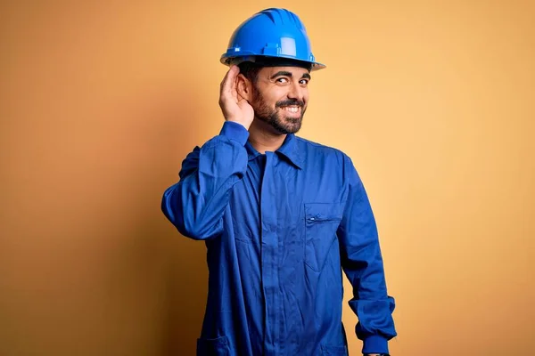 Mechanik Plnovousem Modré Uniformě Bezpečnostní Helmou Přes Žluté Pozadí Usmívá — Stock fotografie