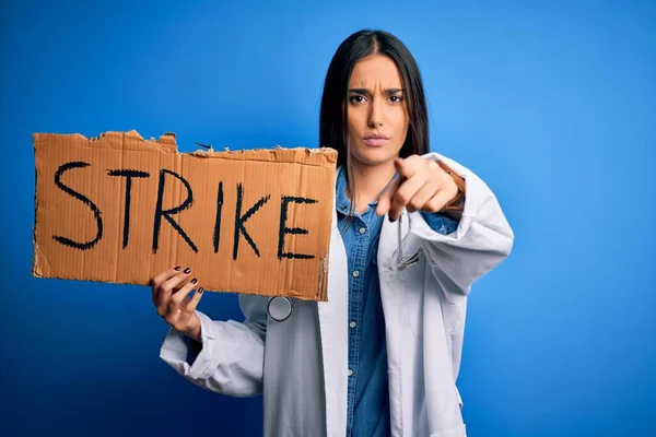 Jovem Médica Usando Estetoscópio Segurando Banner Papelão Protestando Greve Apontando — Fotografia de Stock