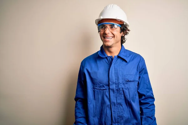 Jonge Constructeur Man Draagt Uniform Veiligheidshelm Geïsoleerde Witte Achtergrond Kijken — Stockfoto