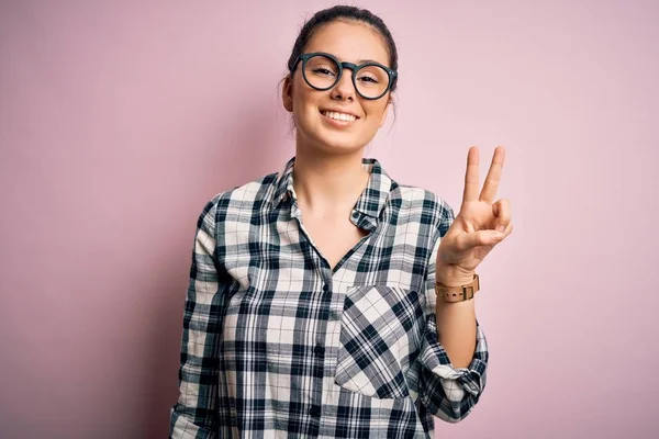 Ung Vacker Brunett Kvinna Bär Casual Skjorta Och Glasögon Över — Stockfoto