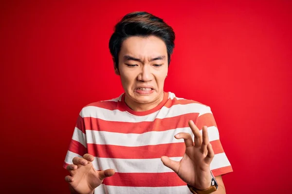 Jovem Chinês Bonito Vestindo Shirt Listrada Casual Sobre Fundo Vermelho — Fotografia de Stock