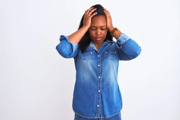 Mooie Jonge Afro Amerikaanse Vrouw Draagt Denim Jas Geïsoleerde Achtergrond — Stockfoto