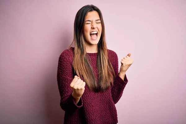 Chica Hermosa Joven Con Suéter Casual Sobre Fondo Rosa Aislado — Foto de Stock