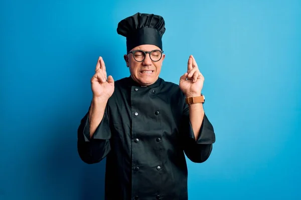 Homem Chef Cabelos Grisalhos Bonito Meia Idade Vestindo Uniforme Fogão — Fotografia de Stock